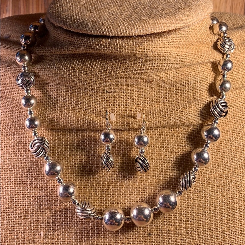 Necklace & earrings set silver color hardly worn